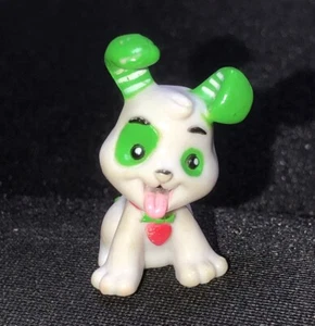 Figura canina Strawberry Shortcake Pet miniatura cachorro perro mancha verde - Imagen 1 de 11