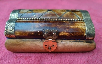 Juego de 6 dados Ludo D6 de cuerno de búfalo hechos a mano (16 mm) en caja de hueso tallado con latón Foto 1 de 4