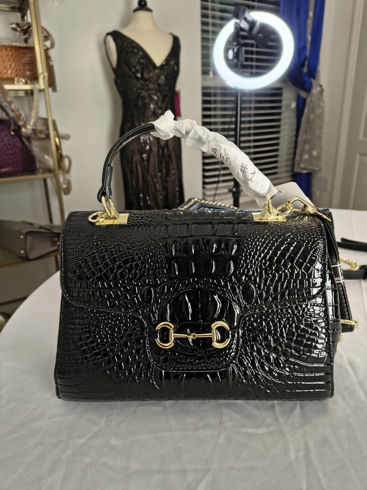 Hermoso Bolso de Mano Nuevo de Cuero de Cocodrilo con, Herrajes Dorados, Rojo Interior. Foto 1 de 4