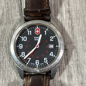 Reloj Victorinox 40 mm ejército suizo esfera negra con fecha militar para hombre - funciona (M223) - Imagen 1 de 17