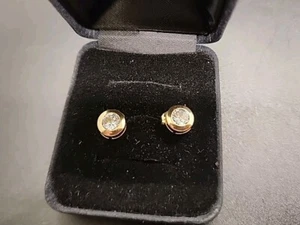 SET ORECCHINI A PERNO ORO GIALLO 14 CARATI, LUNETTA ROTONDA ZIRCONI BIANCHI 5 MM, 2 GRAMMI - Foto 1 di 6