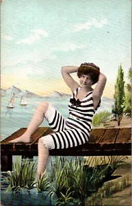 Cartolina bagno bellezza seduta sul molo costume da bagno diviso posteriore non pubblicato - Foto 1 di 2