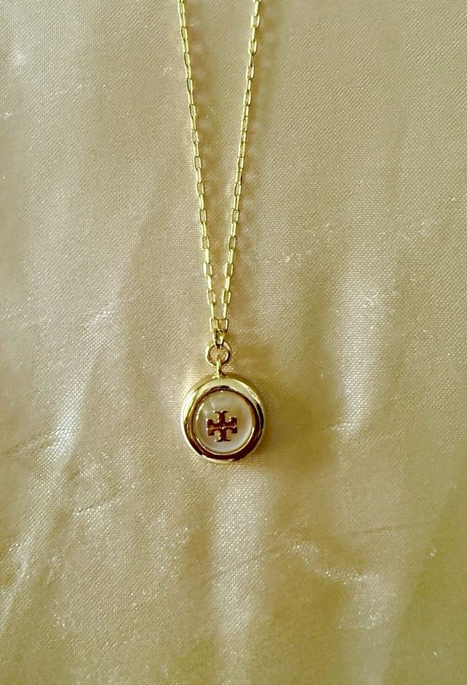 Colar ajustável Tory Burch folheado a ouro amarelo com incrustação de pérolas novo com etiquetas - Imagem 1 de 3