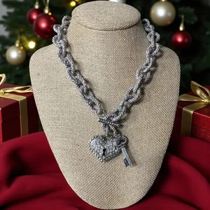 Neu ohne Etikett Traci Lynn silberfarben klobig Schlüssel & Herz Anhänger Statement Halskette TL437 - Bild 1 von 5