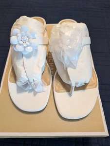 MICHAEL KORS Dalia Flat Sandals Thongs White Leather Flower Charm US Size 8.5 - Picture 1 of 9