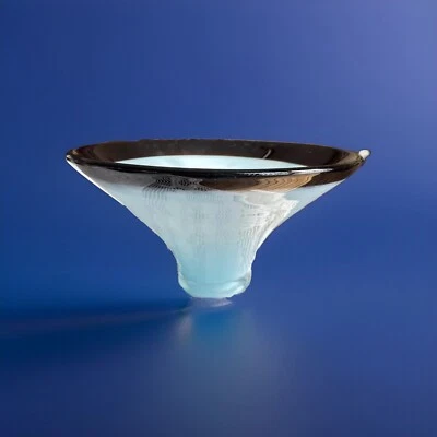 Centro de mesa MCM Lg azul claro soplado a mano azul lechoso claro, marrón cerveza Foto 1 de 4