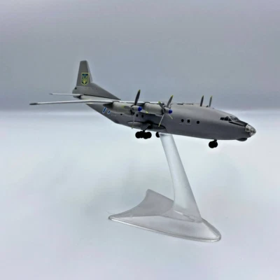 Modelo de la Antonov 12 An-12Ucrania Fuerza Aérea "77" (año 1991-1992) escala 1:200 Foto 1 de 4