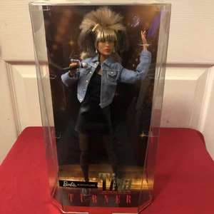 NUEVA Muñeca Tina Turner de la Serie de Música Signature 2022. Mic is at Tina's Feet. - Imagen 1 de 5