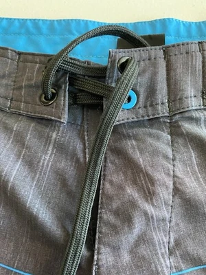 Pantalones cortos híbridos de tabla/natación Burnside talla 33 grises con rayas Foto 1 de 4