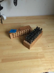Estampillas de letras vintage de 1/4" con corte de acero — Caja de almacenamiento acabada — 27 piezas - Imagen 1 de 5