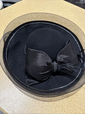 De Colección KaKyCo Negro Ala Ancha Fieltro Iglesia Sombrero Arco Pluma Malla Superposición Foto 1 de 4