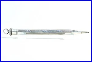 ART DECO ziselierter Dreh Bleistift in 800er Silber mit Öse / Taschengröße - Bild 1 von 5
