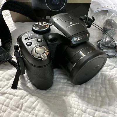 Fuji Fujifilm FinePix S2950  14MP Black Digital Camera w/18x Zoom - Image 1 of 4