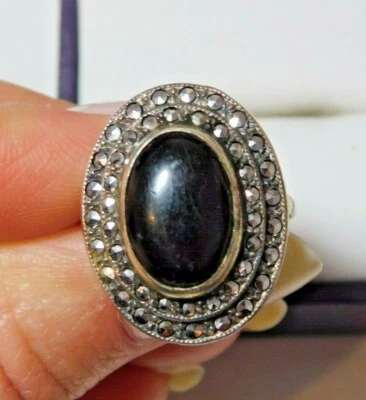 Vintage Art Déco Argento Sterling Lucido Marcasite Onice Nera Cabochon Sz 6 Ring - Immagine 1 di 4
