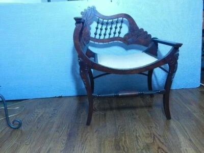  Silla Victoriana con Acento de Palo y Bola Caoba Oscura 29 1/4"H x 24" W x 17 3/4"D  Foto 1 de 4