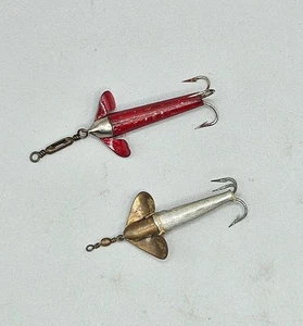 Vintage 2ea Devon McGinty Style Spinner Rot Silber Stoff Wunde Angelköder - Bild 1 von 2