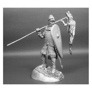 Norman knight with a falcon. 12th Miniatures figures FL 54mm 1/32. Unpainted