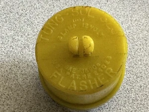 1967 CORVETTE NO DOT 323 YELLOW TUNGSOL FLASHER/TESTED/ORIGINAL USED VERY NICE - Foto 1 di 4