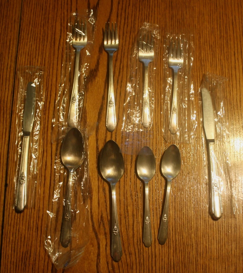 2-5 PIECE SET WM ROGERS IS MEMORY HIAWATHA SILVER PLATED DINNER FLATWARE - Image 1 of 4