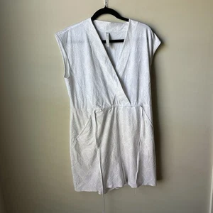 Athleta White Vneck Capped Sleeves Marlow Romper Sz S Animal Print Athleisure - Picture 1 of 9