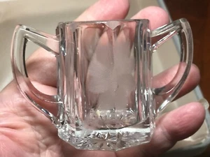 Soporte para palillo de dientes de 2 asas corte pulido grabado flor cristal transparente 2 1/4"T - Imagen 1 de 5
