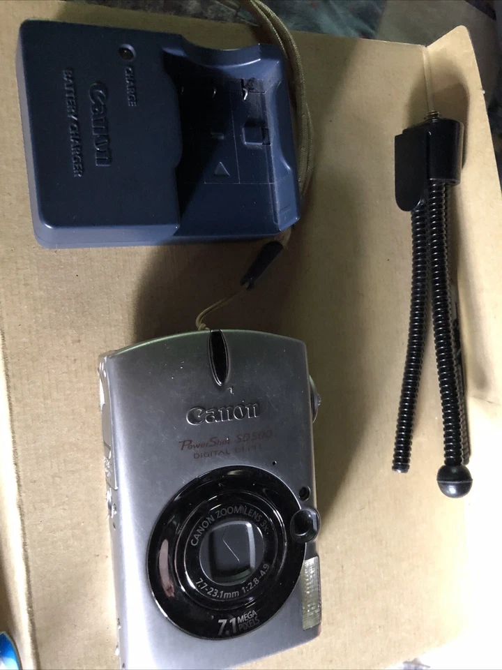 Canon PowerShot ELPH SD500 7.1 MP Digital Camera Silver- Made in Japan - Image 1 of 3