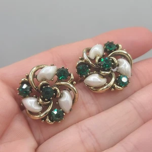 Vintage Lisner Earrings Green Rhinestone Baby Tooth Pearl Gold Tone Screwback - Picture 1 of 6