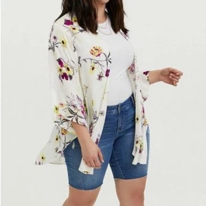 Torrid White Floral Crepe Shirttail Kimono 1/2 - Picture 1 of 15