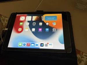 Apple iPad 6 Gen 32GB, Wi-Fi, 9,7 zoll- Space Grau - Bild 1 von 3