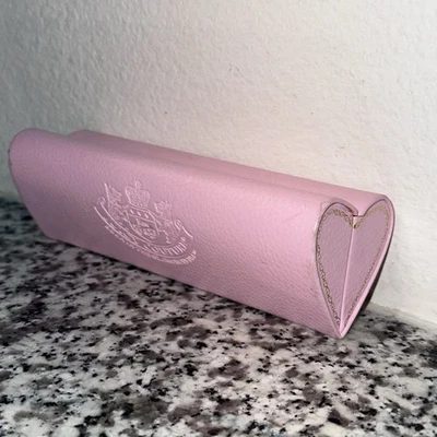 Estuche de gafas en forma de corazón Juicy Couture con logotipo rosa bebé y2k Foto 1 de 4
