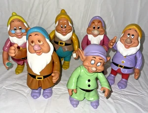 Vintage Disney Die sieben 7 Zwerge Gummi 5"/6" Figuren Made Thailand 6er Set - Bild 1 von 8