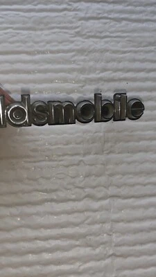 Oldsmobile Delta 88 1984 emblema parrilla lado del conductor Foto 1 de 4