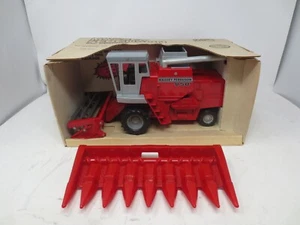 ERTL 1/20 SCALE MASSEY FERGUSON 850 with GRAIN & CORN HEADS FARM TOY COMBINE - Picture 1 of 9