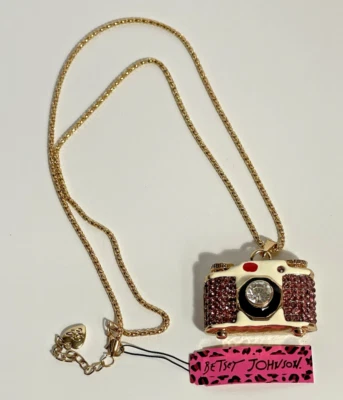 Nuevo Con Etiquetas Betsey Johnson Cámara Cristal Rosa y Esmalte Tono Dorado Collar Foto 1 de 4