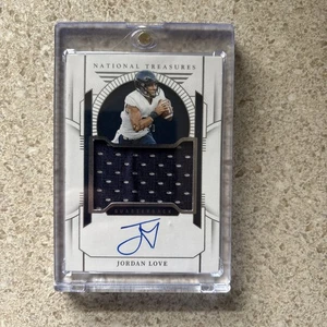 2024 National Treasures Jordan Love Player Worn Patch Auto On Card /99 - Bild 1 von 3