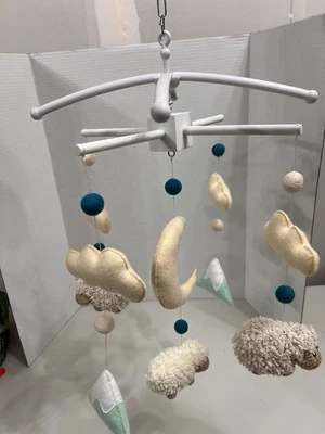 Adorable móvil bebé ovejas, nubes y árboles de vivero Foto 1 de 4