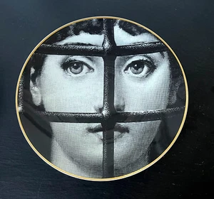Plato de cena de cerámica Julia de Fornasetti para Rosenthal - Imagen 1 de 10