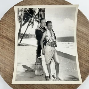 Fotografía vintage de comunicado de prensa de estudios de cine MGM 8x10 romance en Tahití Brando - Imagen 1 de 6