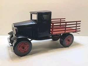 Camión con plataforma de estacas de metal prensado modelo vintage - Imagen 1 de 20