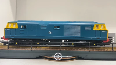 Hornby R758 Class 35 Hymek D7063 in BR Blue With Yellow Ends Yellow Axles - Image 1 of 4