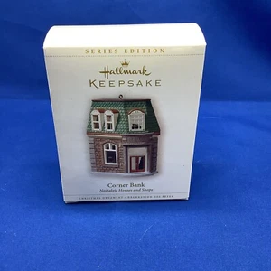 Hallmark Keepsake Ornament 2006 #23 Nostálgico Casas y Tiendas Esquina Banco - Imagen 1 de 5