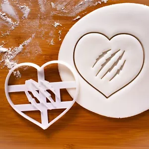 Heart Claws Cookie Cutter - Halloween valentines dark romance werewolf fantasy - Picture 1 of 2