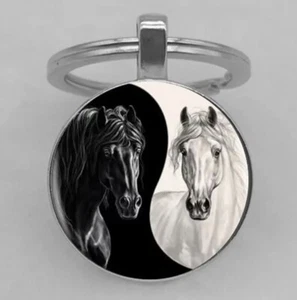 Pferd Yin Yang Schlüsselanhänger in Schwarz Weiß - Ideal für Pferdeliebhaber - Bild 1 von 4