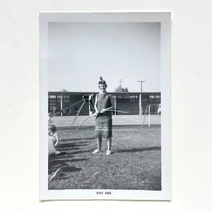 Halloween Foto 1962 • Lehrerin in Indianerkostüm • s/w Fotografie - Bild 1 von 3