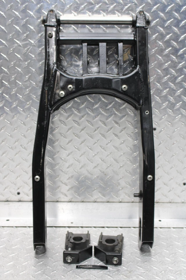 Ducati Monster 695 2008 suspensión basculante trasera con ajustadores de cadena Foto 1 de 4