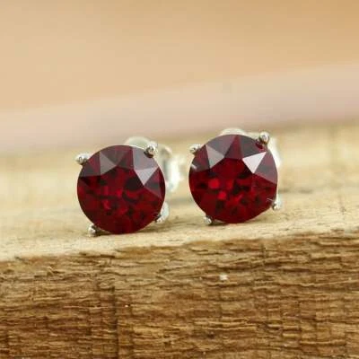 Женские круглые серьги-гвоздики с имитацией граната 2 карата покрытие белым золотом серебро - Изображение 1 из 4