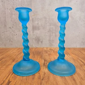 Par de candelabros cónicos de vidrio azul torcido cebada 21 cm de alto - Imagen 1 de 13