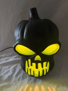 HALLOWEEN MODELLATO ILLUMINATO NERO E VERDE SPAVENTOSO SCHELETRO FACCIA JACK-O-LANTERN - Foto 1 di 11