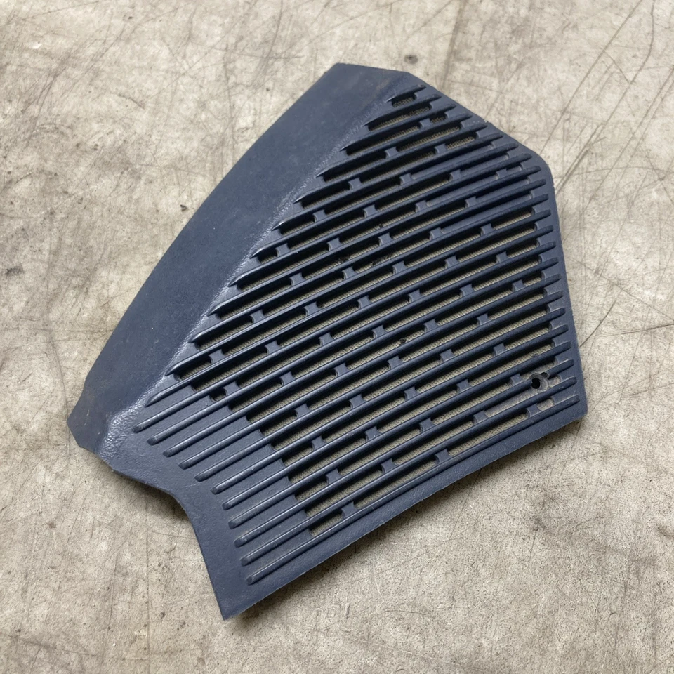 Capa de alto-falante painel frontal direito preta Mercedes W123 1236802707 - Imagem 1 de 3