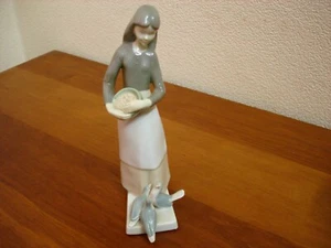 GERMAN DEMOCRATIC REPUBLIC (GDR) CERAMIC FIGURINE GIRL FEEDING PIGEONS - Picture 1 of 5